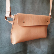 Načíst obrázek do prohlížeče Galerie, třísločiněná ledvinka, ruční výroba v Praze, handmade in Prague, ledvinka, hipbag, shoulder bag, přírodní kabelka