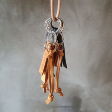 Load image into Gallery viewer, leather keyholder, leather accesories, small leather things, vegetabletanned leather, leather brand, key holder, klíčenka, kožená klíčenka, kožené doplňky
