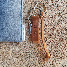 Load image into Gallery viewer, leather keyholder, leather accesories, small leather things, vegetabletanned leather, leather brand, key holder, klíčenka, kožená klíčenka, kožené doplňky