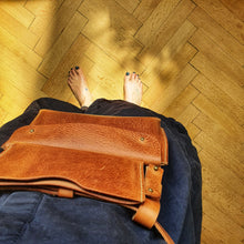 Load image into Gallery viewer, kapsičky kožené, ruční výroba, handmade leather good, z kůže, kožené Body harness, kožené kšandy, vegetable leather, třísločiněná kůže