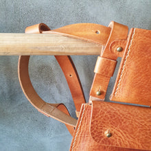 Load image into Gallery viewer, ruční výroba, handmade leather good, z kůže, kožené Body harness, kožené kšandy, vegetable leather, třísločiněná kůže