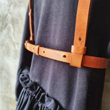 Načíst obrázek do prohlížeče Galerie, kožené Body harness, kožené kšandy, vegetable leather, třísločiněná kůže