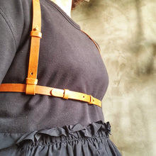 Načíst obrázek do prohlížeče Galerie, ruční výroba, handmade leather good, z kůže, kožené Body harness, kožené kšandy, vegetable leather, třísločiněná kůže