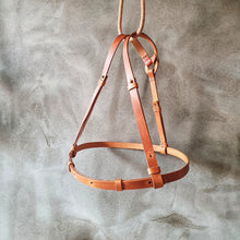Načíst obrázek do prohlížeče Galerie, ruční výroba, handmade leather good, z kůže, kožené Body harness, kožené kšandy, vegetable leather, třísločiněná kůže