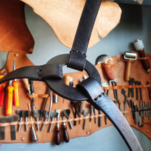Načíst obrázek do prohlížeče Galerie, ruční výroba, handmade leather good, z kůže, kožené Body harness, kožené kšandy, vegetable leather, třísločiněná kůže