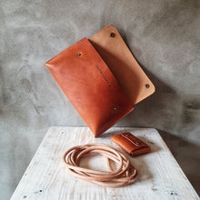 Load image into Gallery viewer, vázací zelená, přírodní kabela, ručně vyrobená ledvinka, ručně sito v Praze, šitá kapsička na uvázání, binding pouch, green binding pouch, green hipbag, zelená kaboška