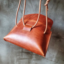 Load image into Gallery viewer, vázací zelená, přírodní kabela, ručně vyrobená ledvinka, ručně sito v Praze, šitá kapsička na uvázání, binding pouch, green binding pouch, green hipbag, zelená kaboška