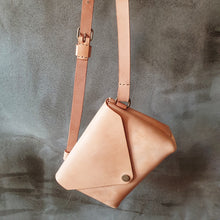 Načíst obrázek do prohlížeče Galerie, vegetable tanned leather, obálka, envelope bag, leather bag, vyrobeno v praze, kožená ledvinka, kožená kabelka