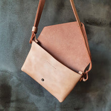 Načíst obrázek do prohlížeče Galerie, vegetable tanned leather, obálka, envelope bag, leather bag, vyrobeno v praze, kožená ledvinka, kožená kabelka