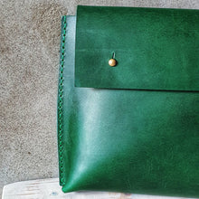 Load image into Gallery viewer, vázací zelená, přírodní kabela, ručně vyrobená ledvinka, ručně sito v Praze, šitá kapsička na uvázání, binding pouch, green binding pouch, green hipbag, zelená kaboška