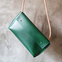 Load image into Gallery viewer, vázací zelená, přírodní kabela, ručně vyrobená ledvinka, ručně sito v Praze, šitá kapsička na uvázání, binding pouch, green binding pouch, green hipbag, zelená kaboška