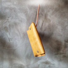 Load image into Gallery viewer, vazací kabelka, přírodní kabela, ručně vyrobená ledvinka, ručně šitá kabelka, šitá kapsička na uvázání, binding pouch, leather goods