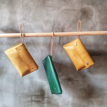 Load image into Gallery viewer, vazací koňak, přírodní kabela, ručně vyrobená ledvinka, černá vege, šitá kapsička na uvázání, binding pouch, leather goods