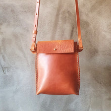 Load image into Gallery viewer, pouzdro, prakticka vec na cesty, cestovatelka, journey pass bag, journey pounch, zelená kapsička, koňak kapsička, vegetable tanned leather, leather small pouch, leather case for mobil
