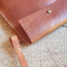 Load image into Gallery viewer, pouzdro, prakticka vec na cesty, cestovatelka, journey pass bag, journey pounch, zelená kapsička, koňak kapsička, vegetable tanned leather, leather small pouch, leather case for mobil