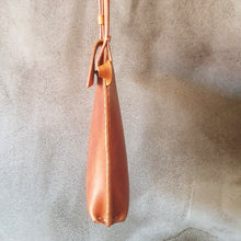 Load image into Gallery viewer, pouzdro, prakticka vec na cesty, cestovatelka, journey pass bag, journey pounch, zelená kapsička, koňak kapsička, vegetable tanned leather, leather small pouch, leather case for mobil