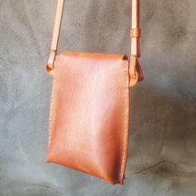 Load image into Gallery viewer, pouzdro, prakticka vec na cesty, cestovatelka, journey pass bag, journey pounch, zelená kapsička, koňak kapsička, vegetable tanned leather, leather small pouch, leather case for mobil