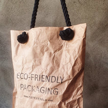 Load image into Gallery viewer, pouzdro, prakticka vec na cesty, cestovatelka, journey pass bag, journey pounch, zelená kapsička, koňak kapsička, vegetable tanned leather, leather small pouch, leather case for mobil, eco friendly packaging