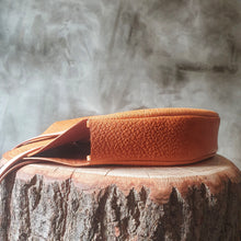 Load image into Gallery viewer, kabelka kulatá, deadstock kůže, třísločiněná kůže, leather brand, kožerné kabelky, leather round