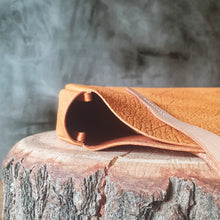 Load image into Gallery viewer, kabelka kulatá, deadstock kůže, třísločiněná kůže, leather brand, kožerné kabelky, leather round