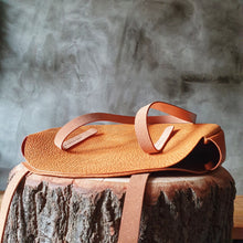 Load image into Gallery viewer, kabelka kulatá, deadstock kůže, třísločiněná kůže, leather brand, kožerné kabelky, leather round