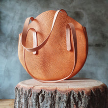 Load image into Gallery viewer, kabelka kulatá, deadstock kůže, třísločiněná kůže, leather brand, kožerné kabelky, leather round