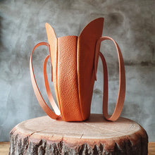 Load image into Gallery viewer, kabelka kulatá, deadstock kůže, třísločiněná kůže, leather brand, kožerné kabelky, leather round