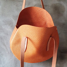 Load image into Gallery viewer, kabelka kulatá, deadstock kůže, třísločiněná kůže, leather brand, kožerné kabelky, leather round