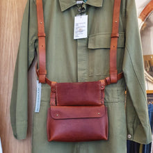 Load image into Gallery viewer, ruční výroba, handmade leather good, z kůže, kožené Body harness, kožené kšandy, vegetable leather, třísločiněná kůže
