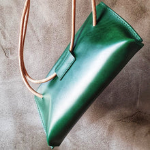 Load image into Gallery viewer, vázací zelená, přírodní kabela, ručně vyrobená ledvinka, ručně sito v Praze, šitá kapsička na uvázání, binding pouch, green binding pouch, green hipbag, zelená kaboška