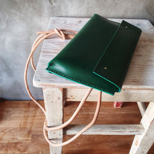 Load image into Gallery viewer, vázací zelená, přírodní kabela, ručně vyrobená ledvinka, ručně sito v Praze, šitá kapsička na uvázání, binding pouch, green binding pouch, green hipbag, zelená kaboška