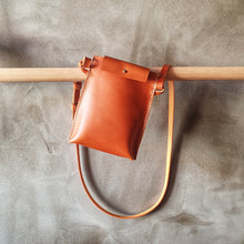 Load image into Gallery viewer, pouzdro, prakticka vec na cesty, cestovatelka, journey pass bag, journey pounch, zelená kapsička, koňak kapsička, vegetable tanned leather, leather small pouch, leather case for mobil