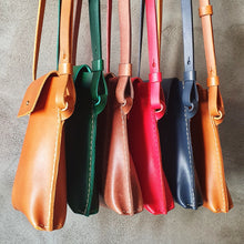Load image into Gallery viewer, pouzdro, prakticka vec na cesty, cestovatelka, journey pass bag, journey pounch, zelená kapsička, koňak kapsička, vegetable tanned leather, leather small pouch, leather case for mobil