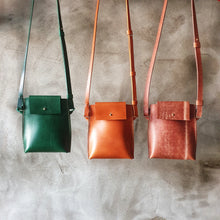 Load image into Gallery viewer, pouzdro, prakticka vec na cesty, cestovatelka, journey pass bag, journey pounch, zelená kapsička, koňak kapsička, vegetable tanned leather, leather small pouch, leather case for mobil