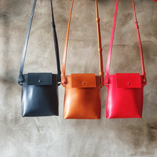 Load image into Gallery viewer, pouzdro, prakticka vec na cesty, cestovatelka, journey pass bag, journey pounch, zelená kapsička, koňak kapsička, vegetable tanned leather, leather small pouch, leather case for mobil