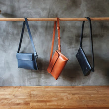 Načíst obrázek do prohlížeče Galerie, třísločiněná kůže, ruční výroba, udržitelnost, vyrobeno v Čechách, leather bag, pratická kabelka, madetolast, kožená ledvinka