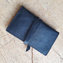 Load image into Gallery viewer, pouzdro na tabák, ručně šité pouzdro tabáček, tabaterka, leather cigarette case