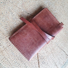 Load image into Gallery viewer, pouzdro na tabák, ručně šité pouzdro tabáček, tabaterka, leather cigarette case
