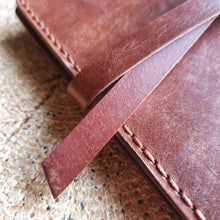 Load image into Gallery viewer, pouzdro na tabák, ručně šité pouzdro tabáček, tabaterka, leather cigarette case