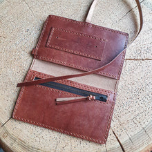Load image into Gallery viewer, pouzdro na tabák, ručně šité pouzdro tabáček, tabaterka, leather cigarette case