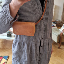 Load image into Gallery viewer, ledvinka, kozena ledvinka, stylová ledvinka, třísločiněný ledvinka, třísločiněná kůže, hipbag