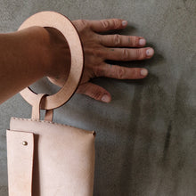 Load image into Gallery viewer, třísločiněná kůže, vegetable-tanned leather, kozene psaničko, přírodní kůže, divadelnice, psaničko