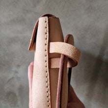 Load image into Gallery viewer, třísločiněná kůže, vegetable-tanned leather, kozene psaničko, přírodní kůže, divadelnice, psaničko