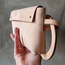 Load image into Gallery viewer, třísločiněná kůže, vegetable-tanned leather, kozene psaničko, přírodní kůže, divadelnice, psaničko