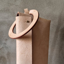 Load image into Gallery viewer, třísločiněná kůže, vegetable-tanned leather, kozene psaničko, přírodní kůže, divadelnice, psaničko
