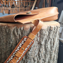 Načíst obrázek do prohlížeče Galerie, vegetable tanned leather, leather bag for travellers, leather bag, travell bag, kožená kabela, třísločiněná kůže, urdžitelná značka, sustainable leather brand