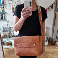 Načíst obrázek do prohlížeče Galerie, vegetable tanned leather, leather bag for travellers, leather bag, travell bag, kožená kabela, třísločiněná kůže, urdžitelná značka, sustainable leather brand