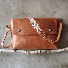 Načíst obrázek do prohlížeče Galerie, vegetable tanned leather, leather bag for travellers, leather bag, travell bag, kožená kabela, třísločiněná kůže, urdžitelná značka, sustainable leather brand