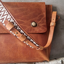 Načíst obrázek do prohlížeče Galerie, vegetable tanned leather, leather bag for travellers, leather bag, travell bag, kožená kabela, třísločiněná kůže, urdžitelná značka, sustainable leather brand