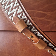 Načíst obrázek do prohlížeče Galerie, vegetable tanned leather, leather bag for travellers, leather bag, travell bag, kožená kabela, třísločiněná kůže, urdžitelná značka, sustainable leather brand